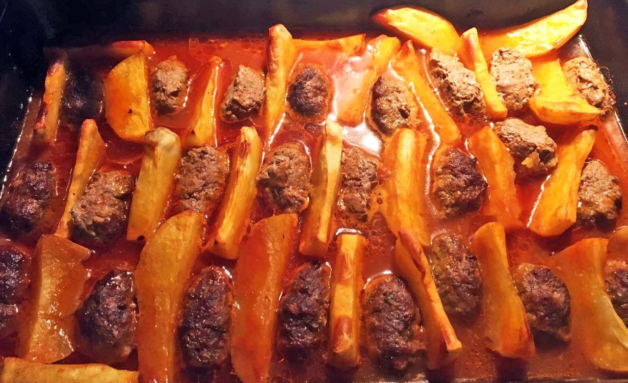 Fırında Salça Soslu Köfte Patates Tarifi